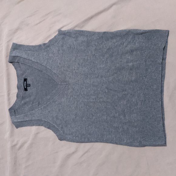Express V-Neck Sweater Vest - Picture 2 of 4